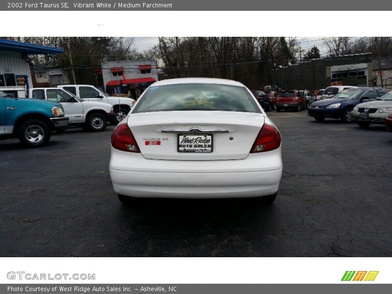 Vibrant White / Medium Parchment 2002 Ford Taurus SE