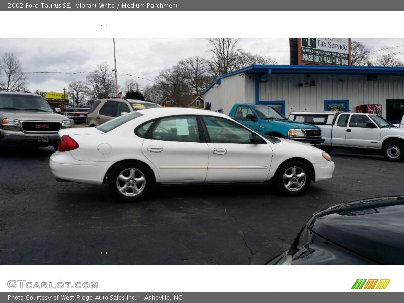 Vibrant White / Medium Parchment 2002 Ford Taurus SE