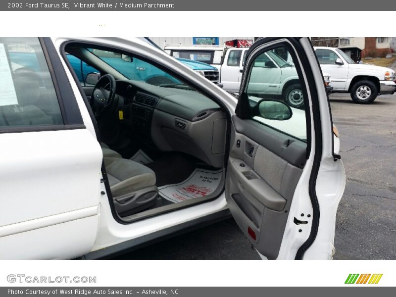 Vibrant White / Medium Parchment 2002 Ford Taurus SE