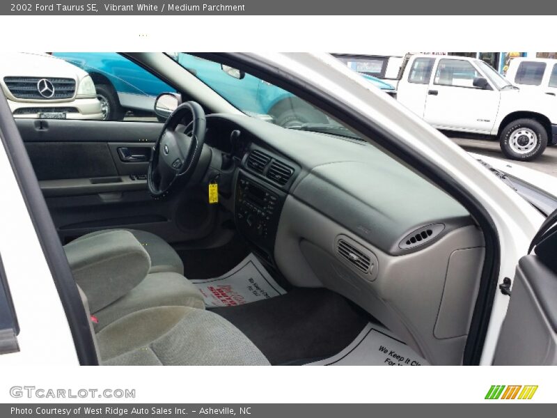 Vibrant White / Medium Parchment 2002 Ford Taurus SE