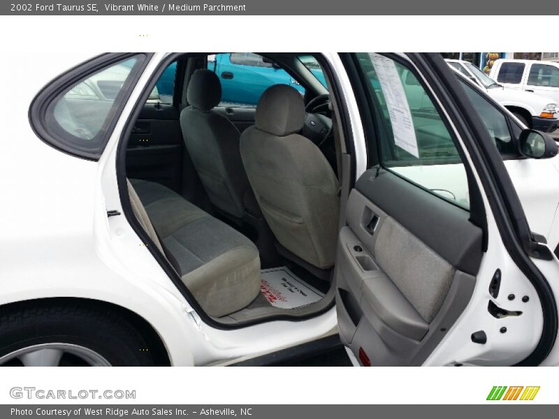 Vibrant White / Medium Parchment 2002 Ford Taurus SE