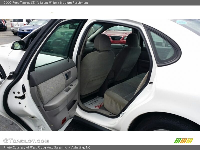 Vibrant White / Medium Parchment 2002 Ford Taurus SE