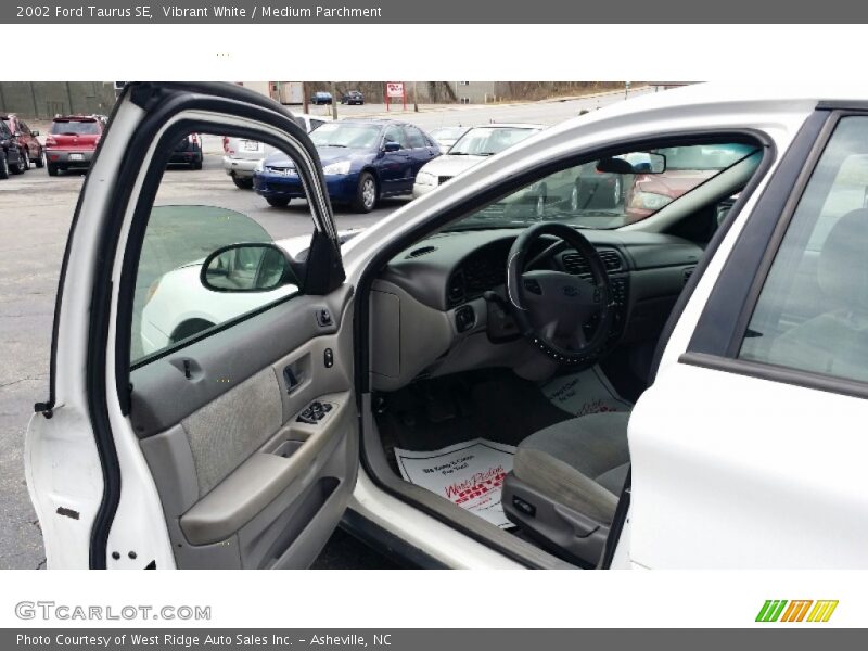 Vibrant White / Medium Parchment 2002 Ford Taurus SE