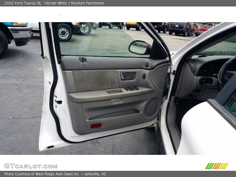 Vibrant White / Medium Parchment 2002 Ford Taurus SE