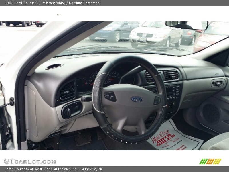 Vibrant White / Medium Parchment 2002 Ford Taurus SE