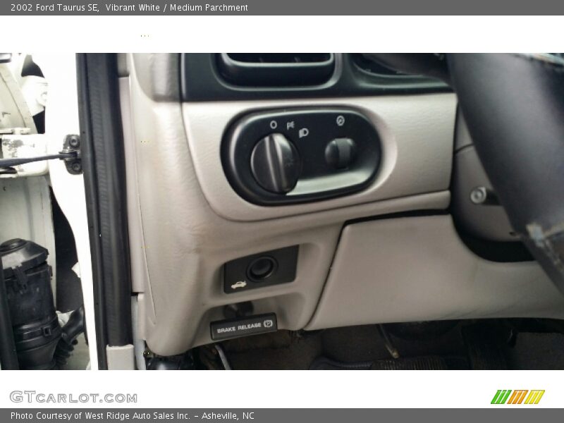 Vibrant White / Medium Parchment 2002 Ford Taurus SE