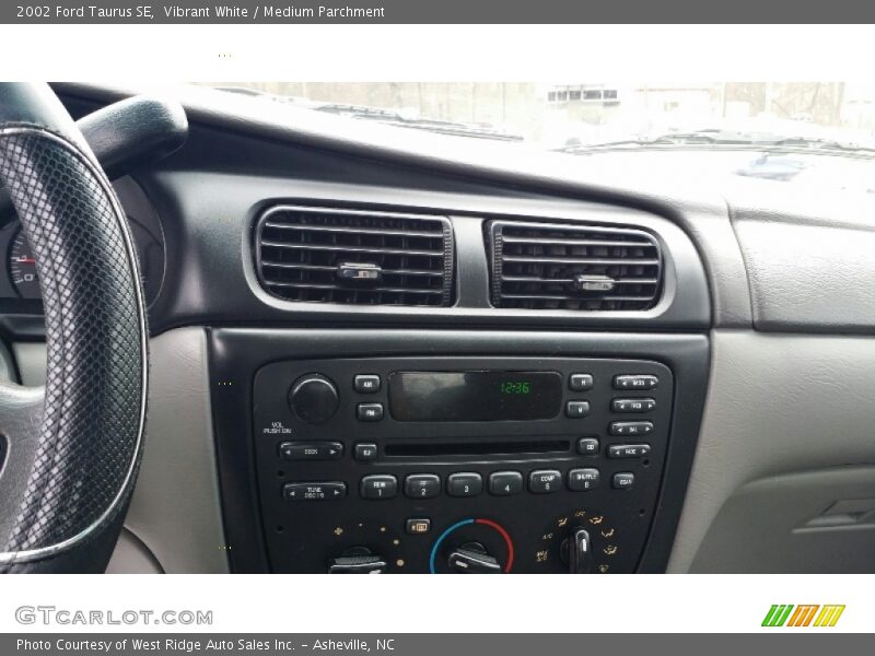 Vibrant White / Medium Parchment 2002 Ford Taurus SE