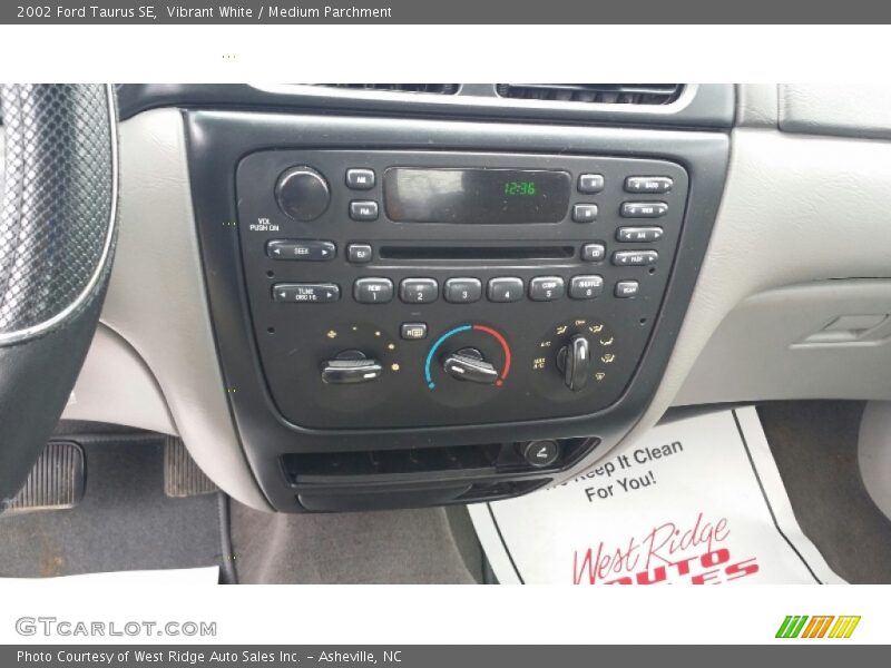 Vibrant White / Medium Parchment 2002 Ford Taurus SE