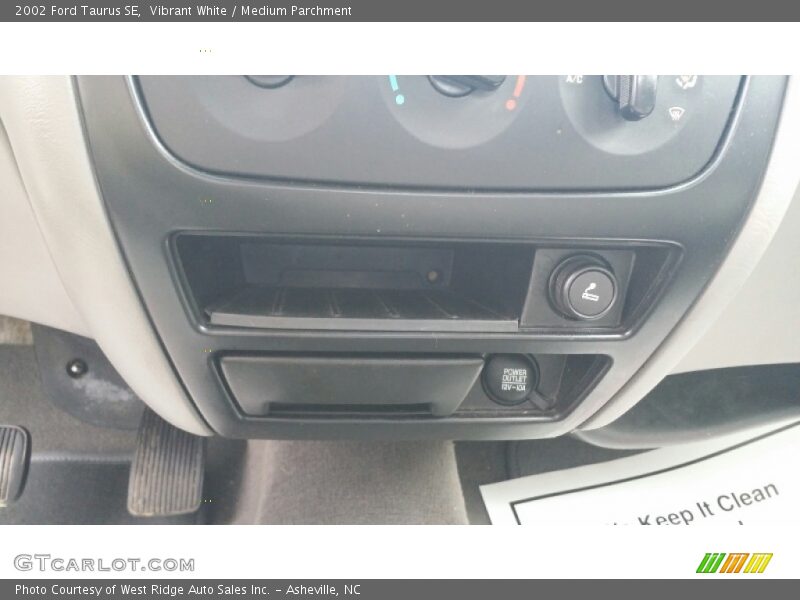 Vibrant White / Medium Parchment 2002 Ford Taurus SE