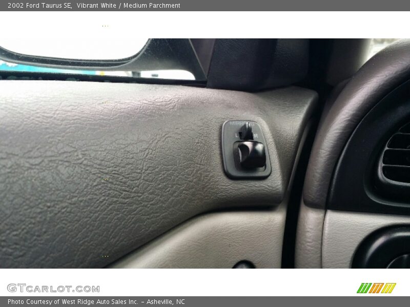 Vibrant White / Medium Parchment 2002 Ford Taurus SE