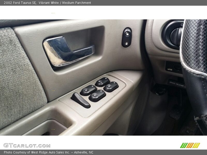 Vibrant White / Medium Parchment 2002 Ford Taurus SE