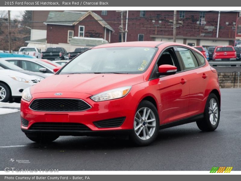 Front 3/4 View of 2015 Focus SE Hatchback