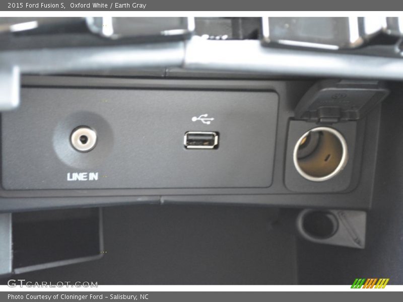 Oxford White / Earth Gray 2015 Ford Fusion S