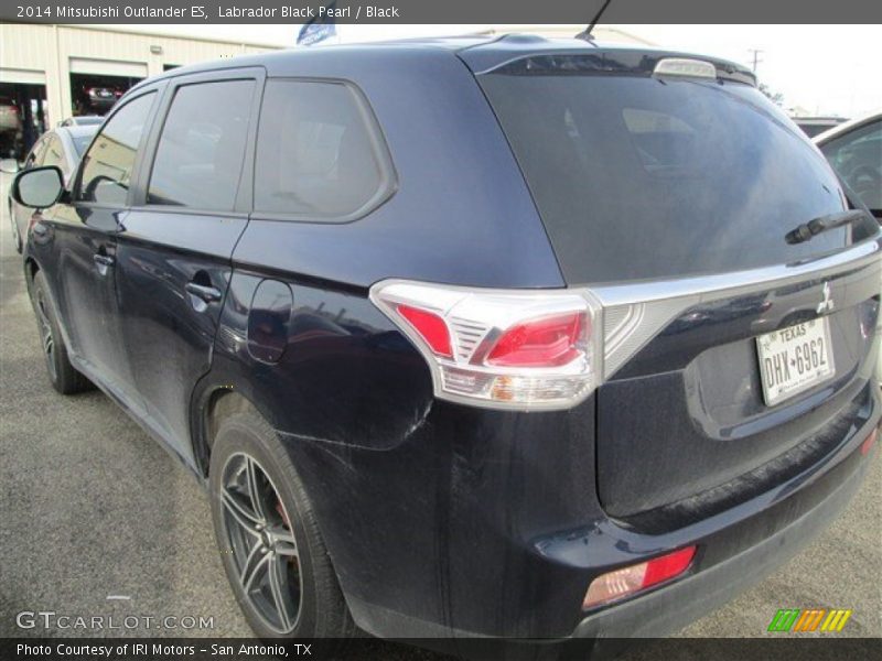 Labrador Black Pearl / Black 2014 Mitsubishi Outlander ES