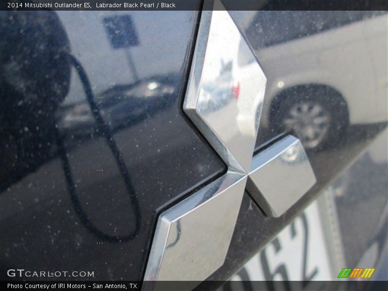 Labrador Black Pearl / Black 2014 Mitsubishi Outlander ES