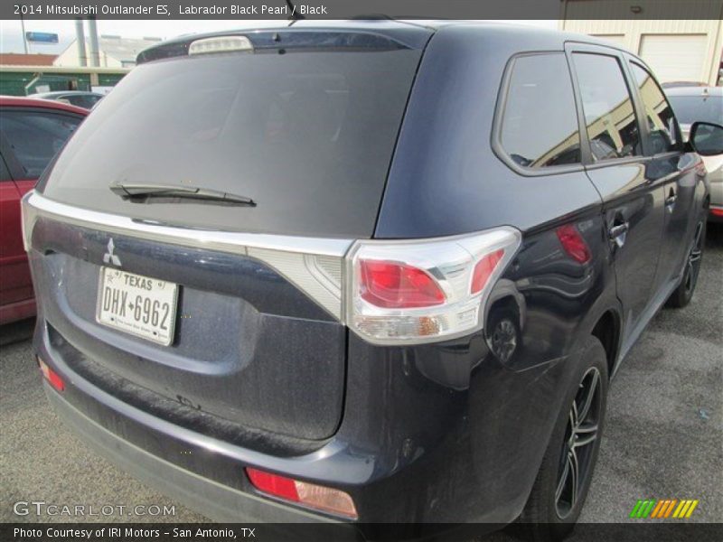 Labrador Black Pearl / Black 2014 Mitsubishi Outlander ES