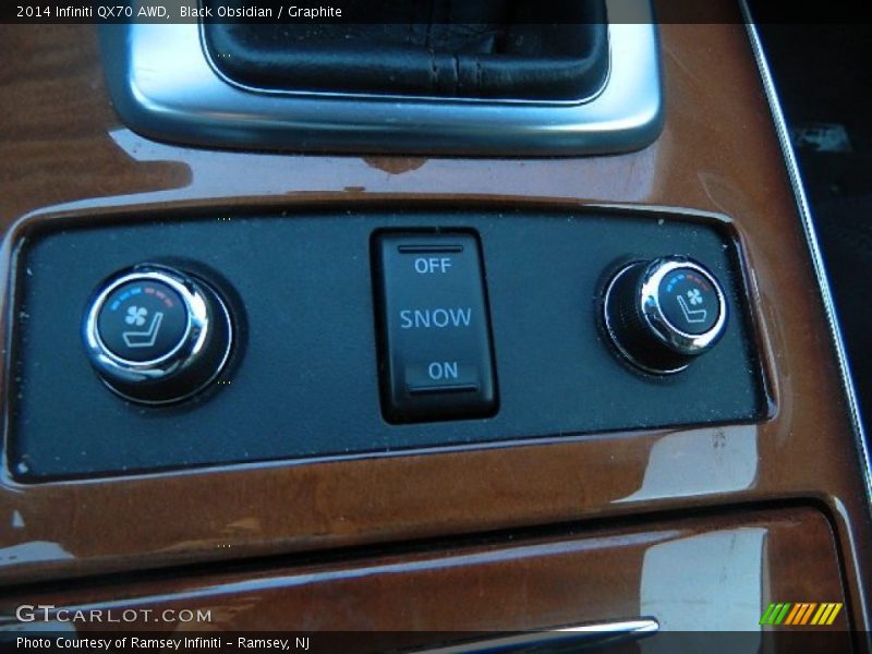 Controls of 2014 QX70 AWD