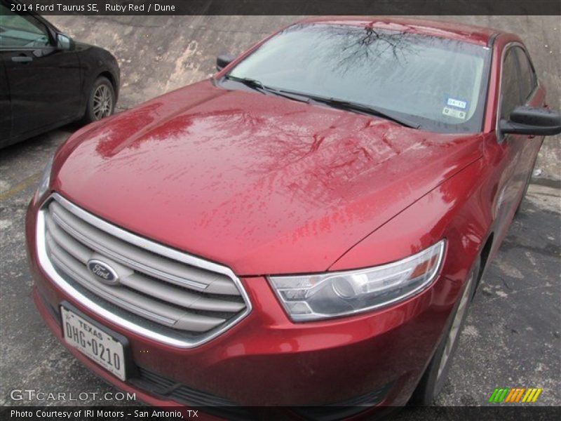 Ruby Red / Dune 2014 Ford Taurus SE