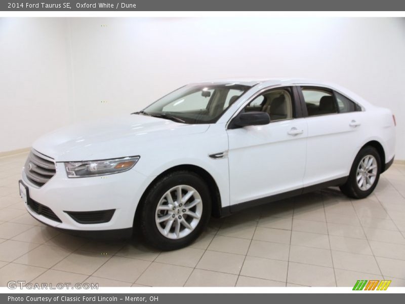 Front 3/4 View of 2014 Taurus SE
