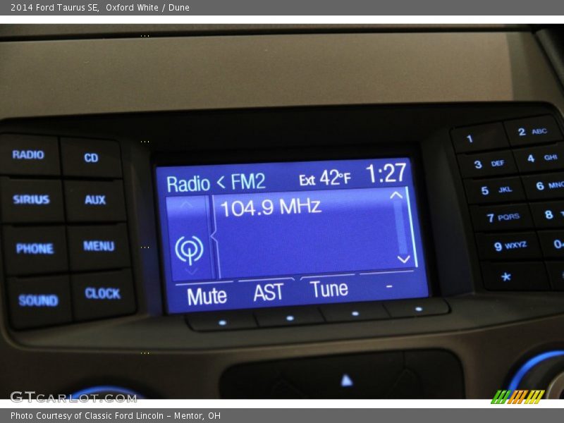 Oxford White / Dune 2014 Ford Taurus SE