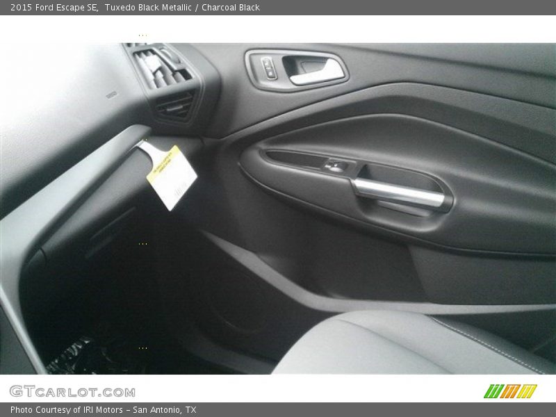 Tuxedo Black Metallic / Charcoal Black 2015 Ford Escape SE
