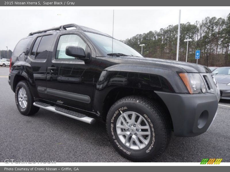 Front 3/4 View of 2015 Xterra S