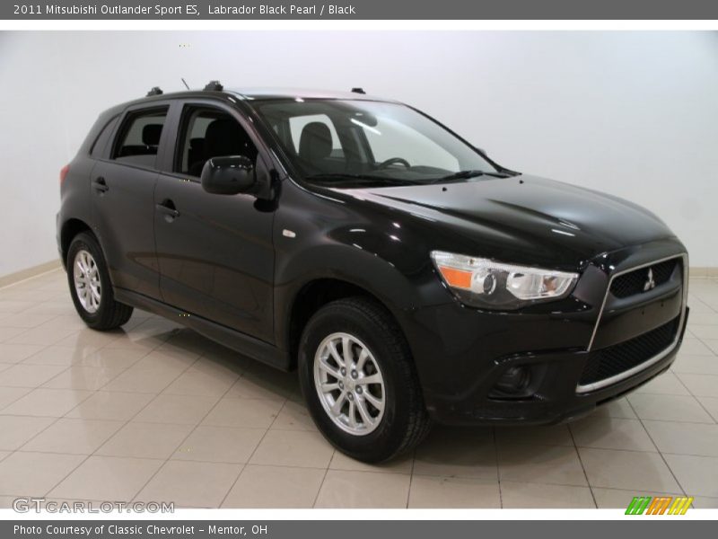 Front 3/4 View of 2011 Outlander Sport ES
