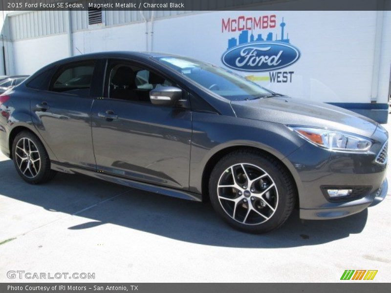 Magnetic Metallic / Charcoal Black 2015 Ford Focus SE Sedan