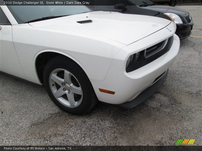 Stone White / Dark Slate Gray 2010 Dodge Challenger SE