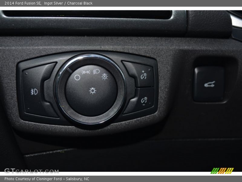 Ingot Silver / Charcoal Black 2014 Ford Fusion SE