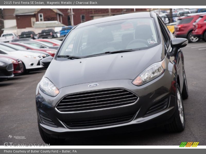 Magnetic Metallic / Charcoal Black 2015 Ford Fiesta SE Sedan