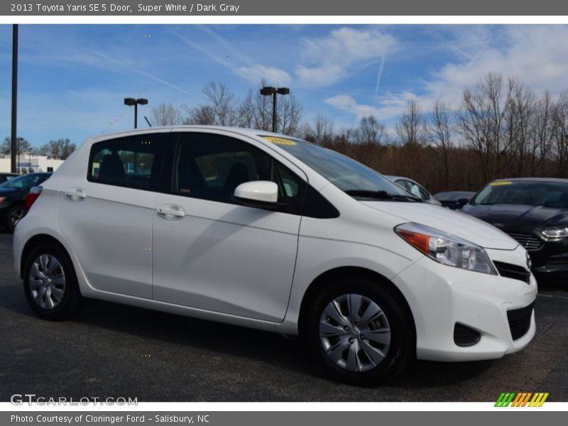 Super White / Dark Gray 2013 Toyota Yaris SE 5 Door