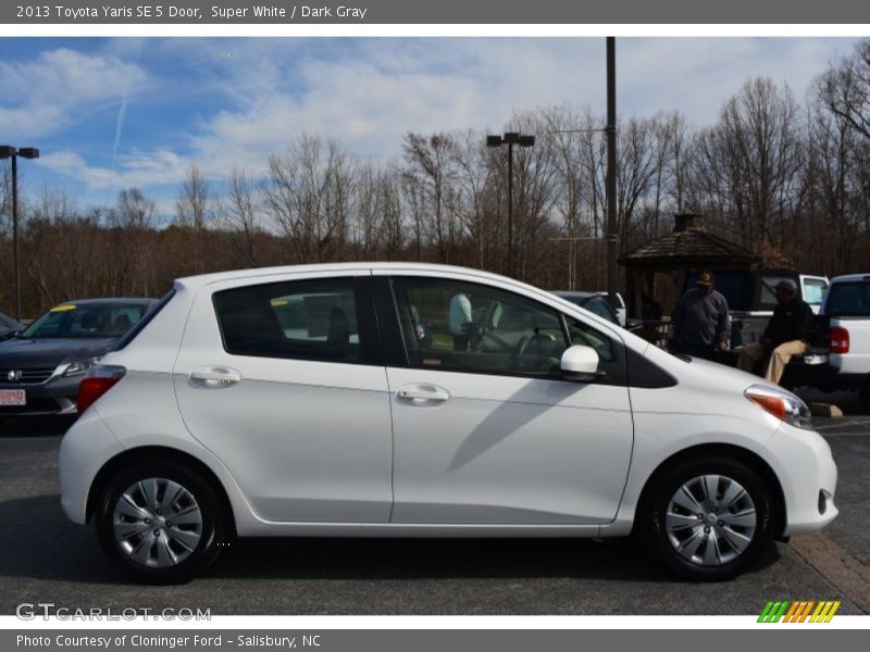 Super White / Dark Gray 2013 Toyota Yaris SE 5 Door