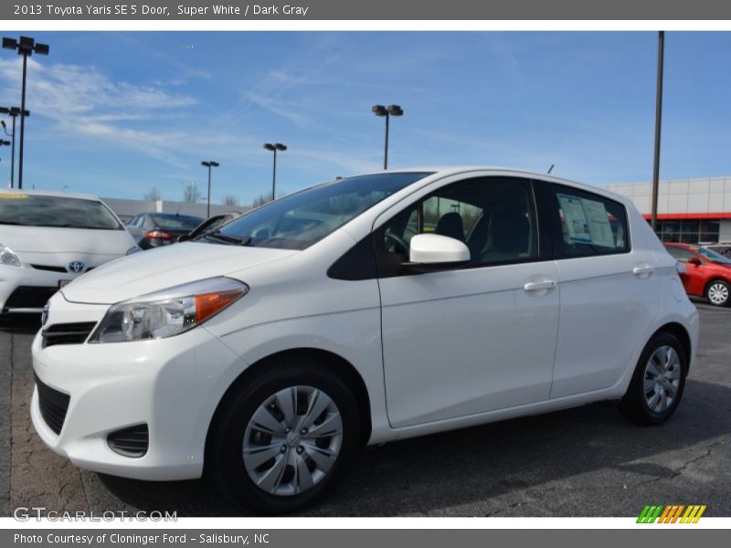 Super White / Dark Gray 2013 Toyota Yaris SE 5 Door