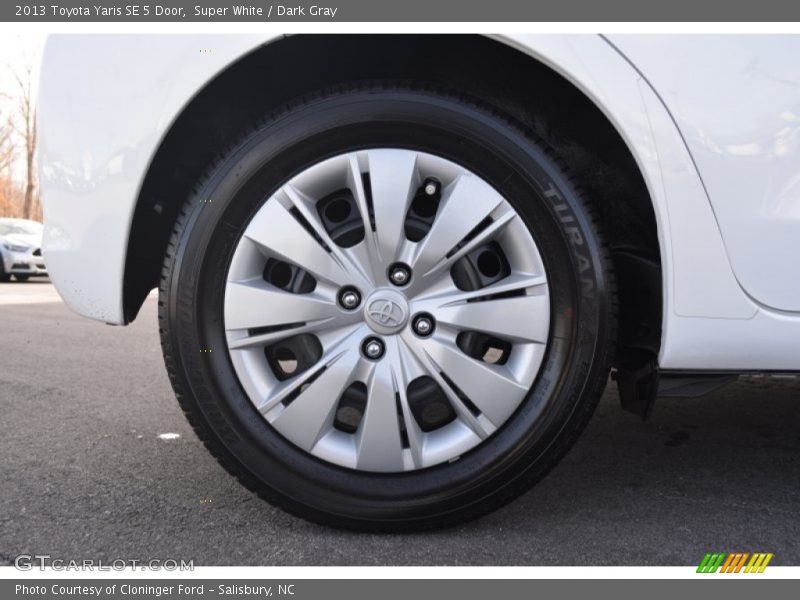 Super White / Dark Gray 2013 Toyota Yaris SE 5 Door