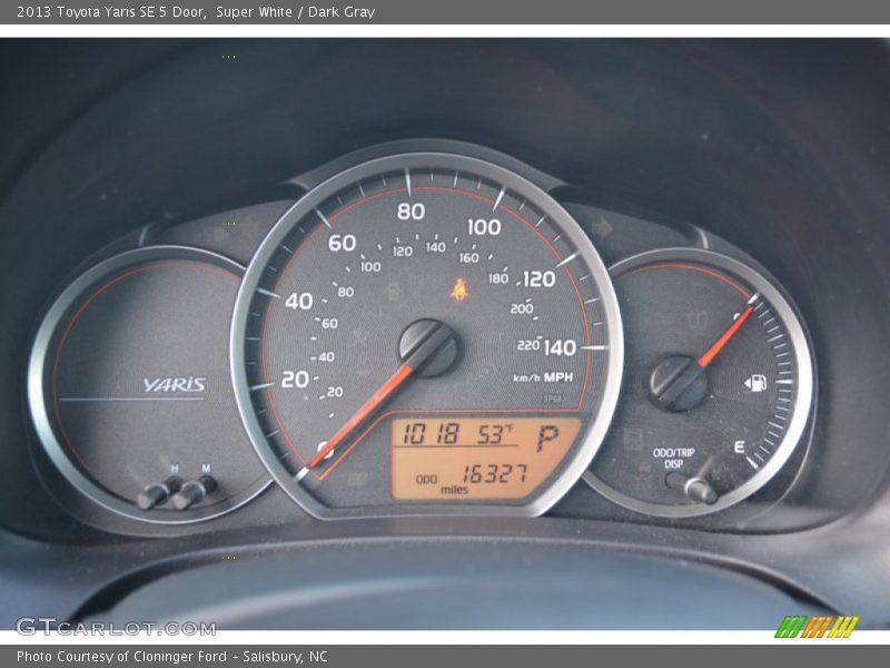 Super White / Dark Gray 2013 Toyota Yaris SE 5 Door