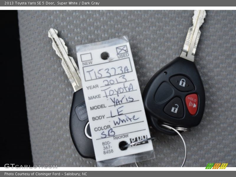 Super White / Dark Gray 2013 Toyota Yaris SE 5 Door