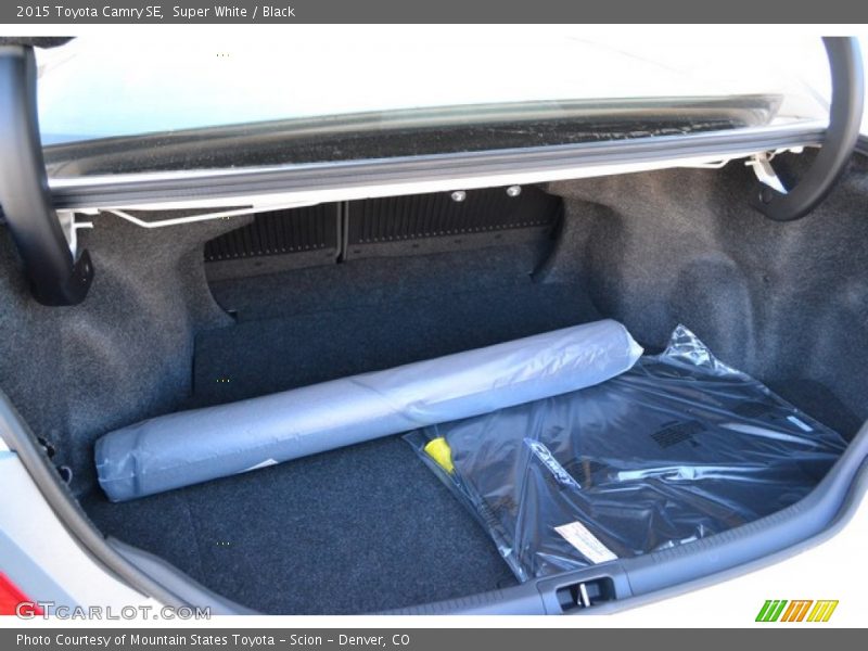Super White / Black 2015 Toyota Camry SE