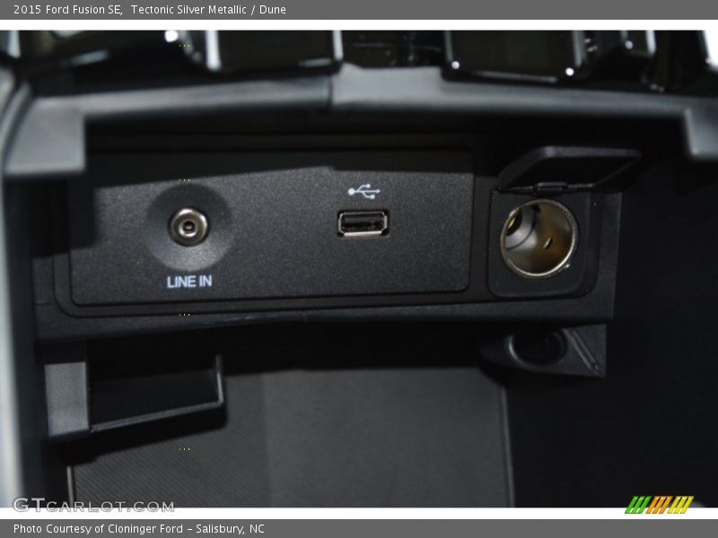 Tectonic Silver Metallic / Dune 2015 Ford Fusion SE
