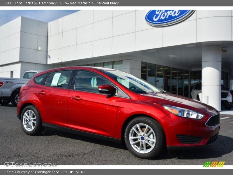 Front 3/4 View of 2015 Focus SE Hatchback