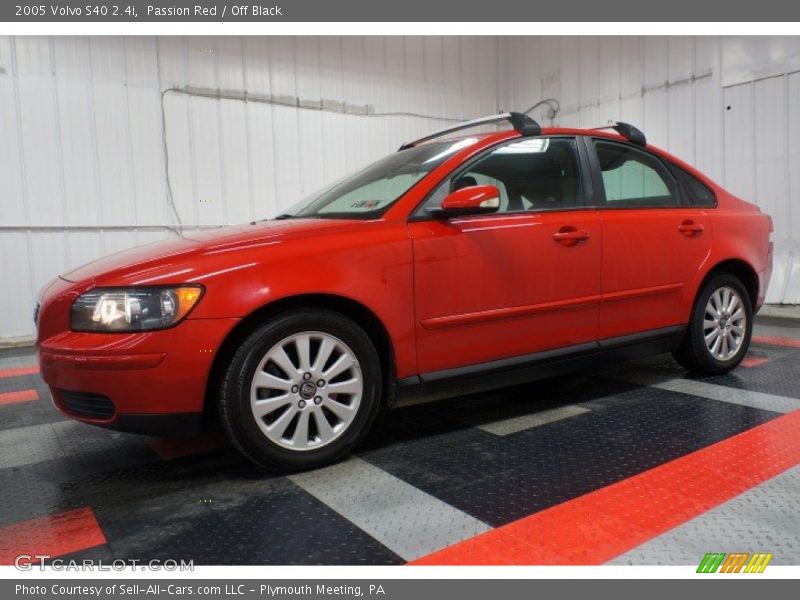 Front 3/4 View of 2005 S40 2.4i