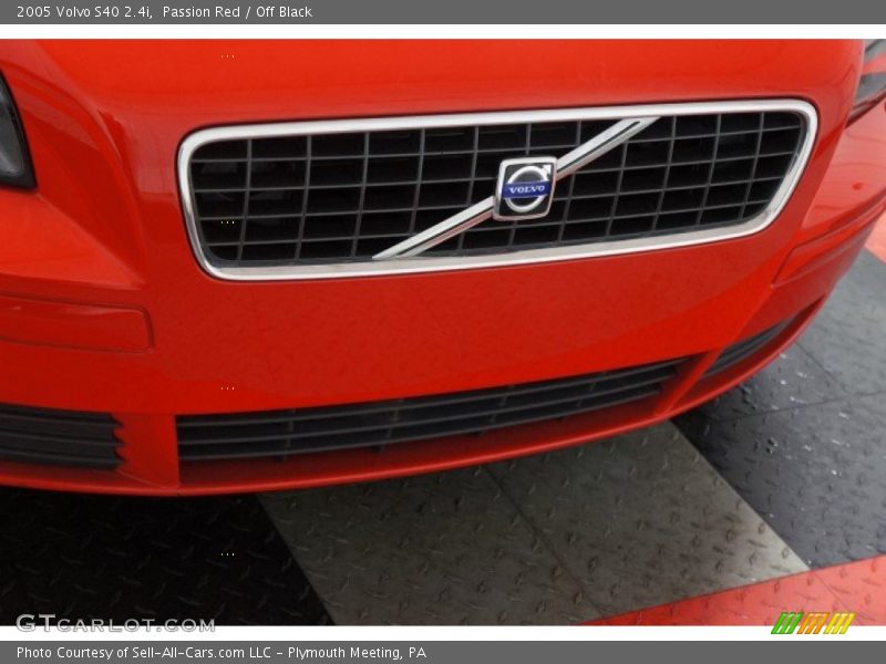 Passion Red / Off Black 2005 Volvo S40 2.4i