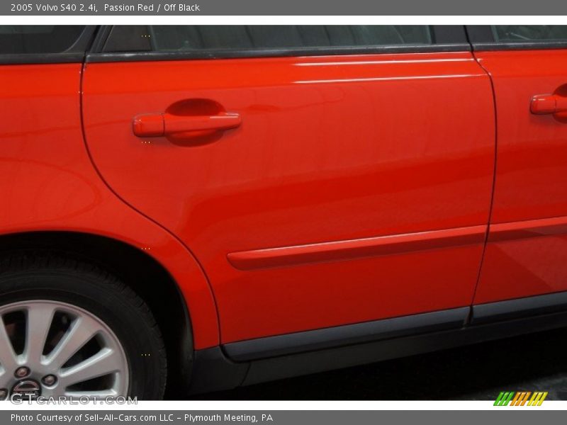 Passion Red / Off Black 2005 Volvo S40 2.4i