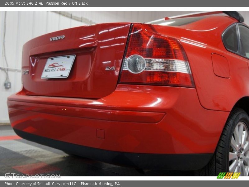 Passion Red / Off Black 2005 Volvo S40 2.4i