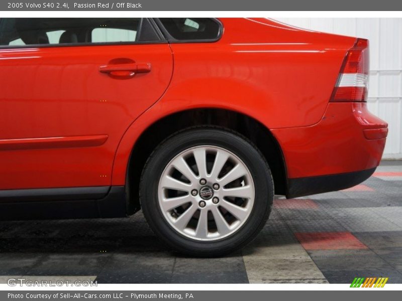 Passion Red / Off Black 2005 Volvo S40 2.4i