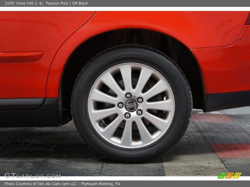 Passion Red / Off Black 2005 Volvo S40 2.4i