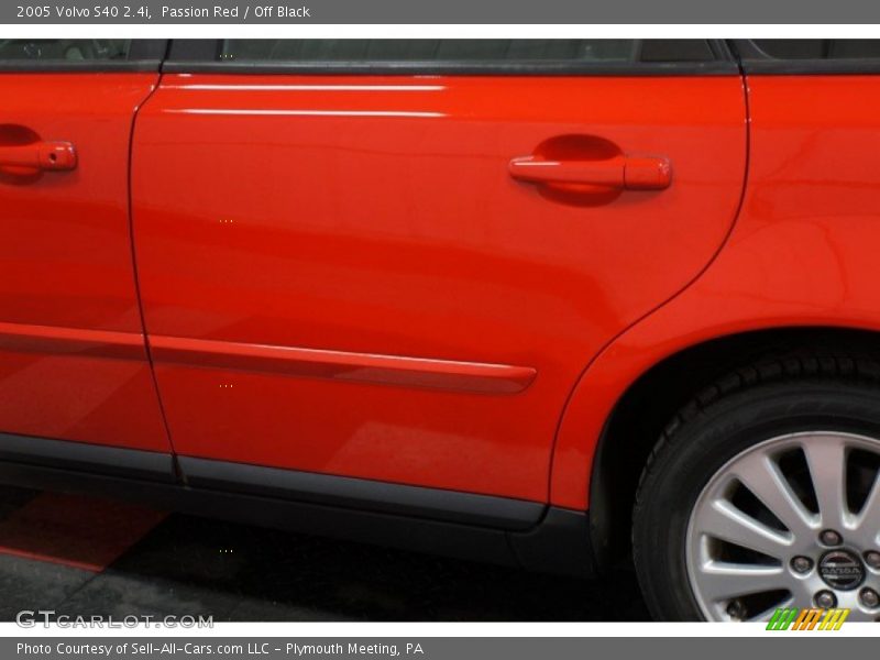 Passion Red / Off Black 2005 Volvo S40 2.4i