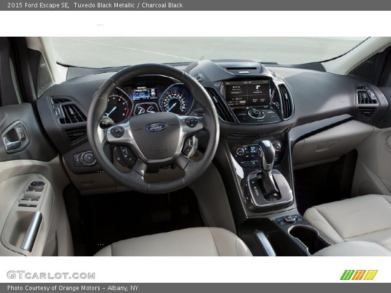 Tuxedo Black Metallic / Charcoal Black 2015 Ford Escape SE