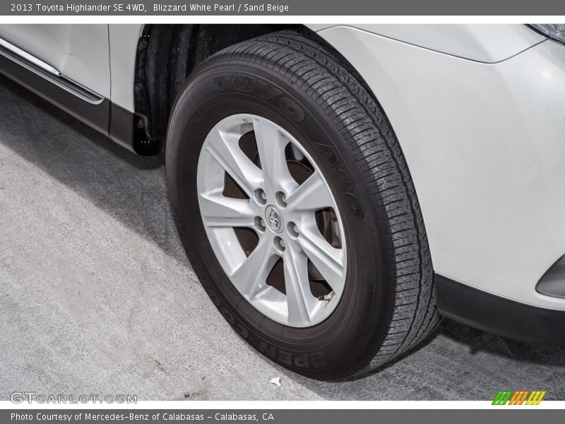 Blizzard White Pearl / Sand Beige 2013 Toyota Highlander SE 4WD