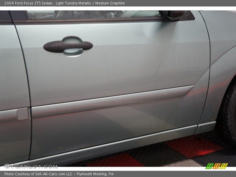 Light Tundra Metallic / Medium Graphite 2004 Ford Focus ZTS Sedan